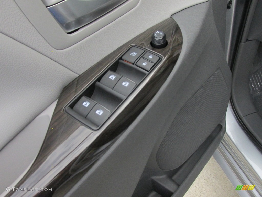 2016 Toyota Sienna XLE Controls Photo #111343437