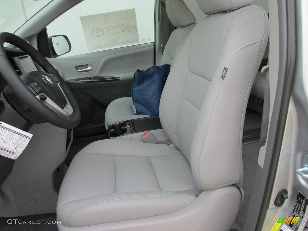 2016 Toyota Sienna XLE Front Seat Photos