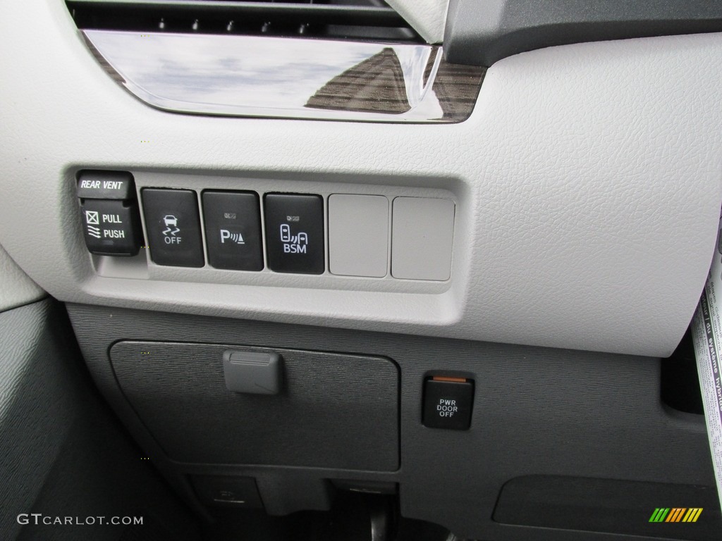 2016 Toyota Sienna XLE Controls Photos