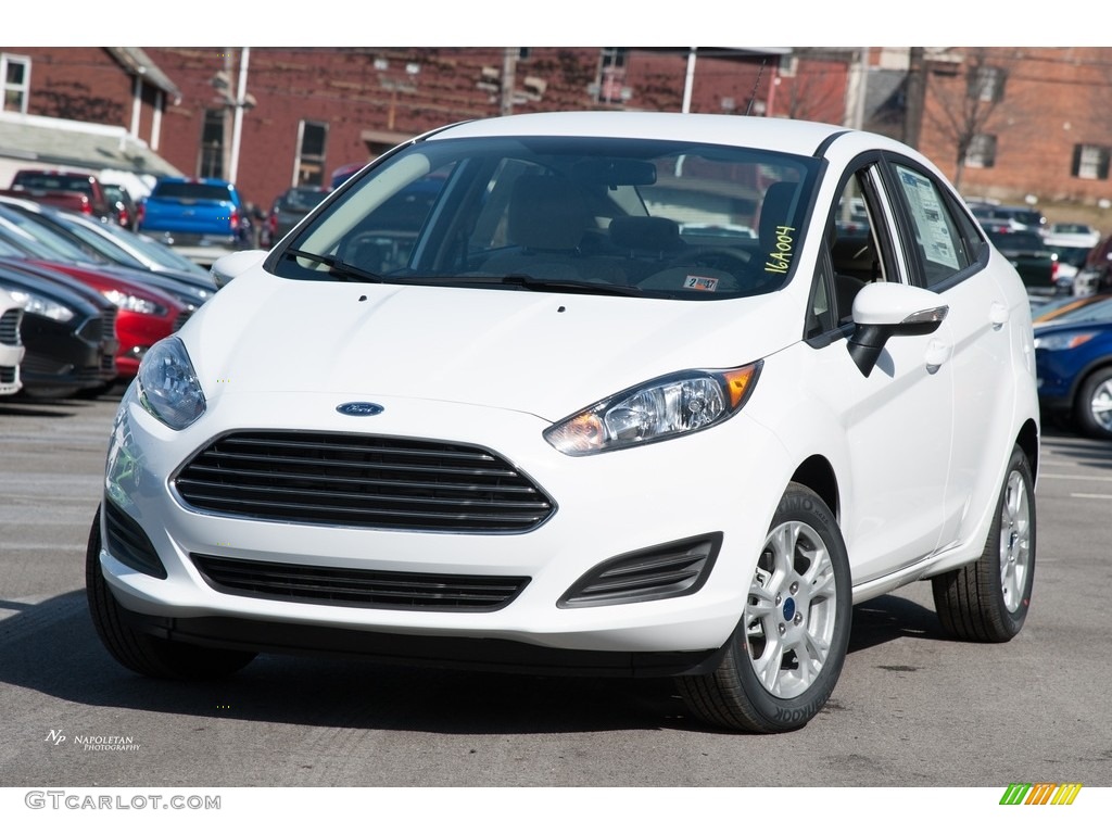 2016 Fiesta SE Sedan - Oxford White / Medium Light Stone photo #1