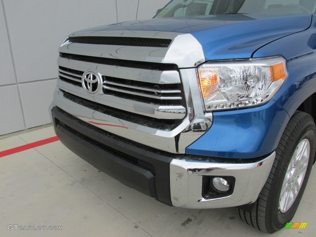 2016 Tundra SR5 CrewMax - Blazing Blue Pearl / Black photo #10