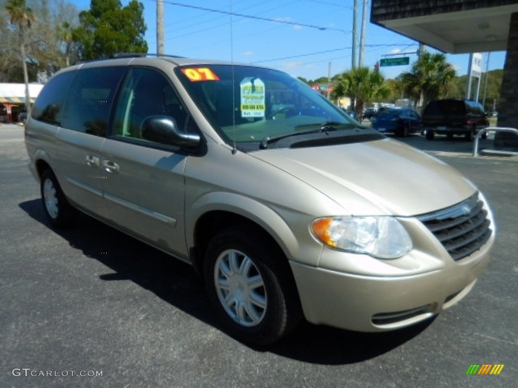 2007 Town & Country Touring - Linen Gold Metallic / Dark Khaki/Light Graystone photo #12