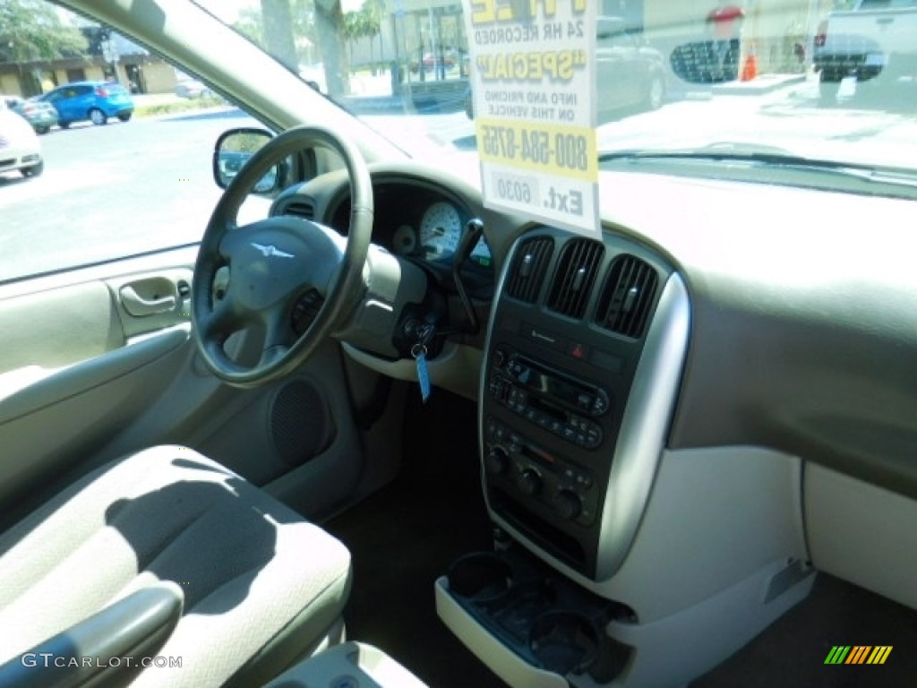 2007 Town & Country Touring - Linen Gold Metallic / Dark Khaki/Light Graystone photo #13