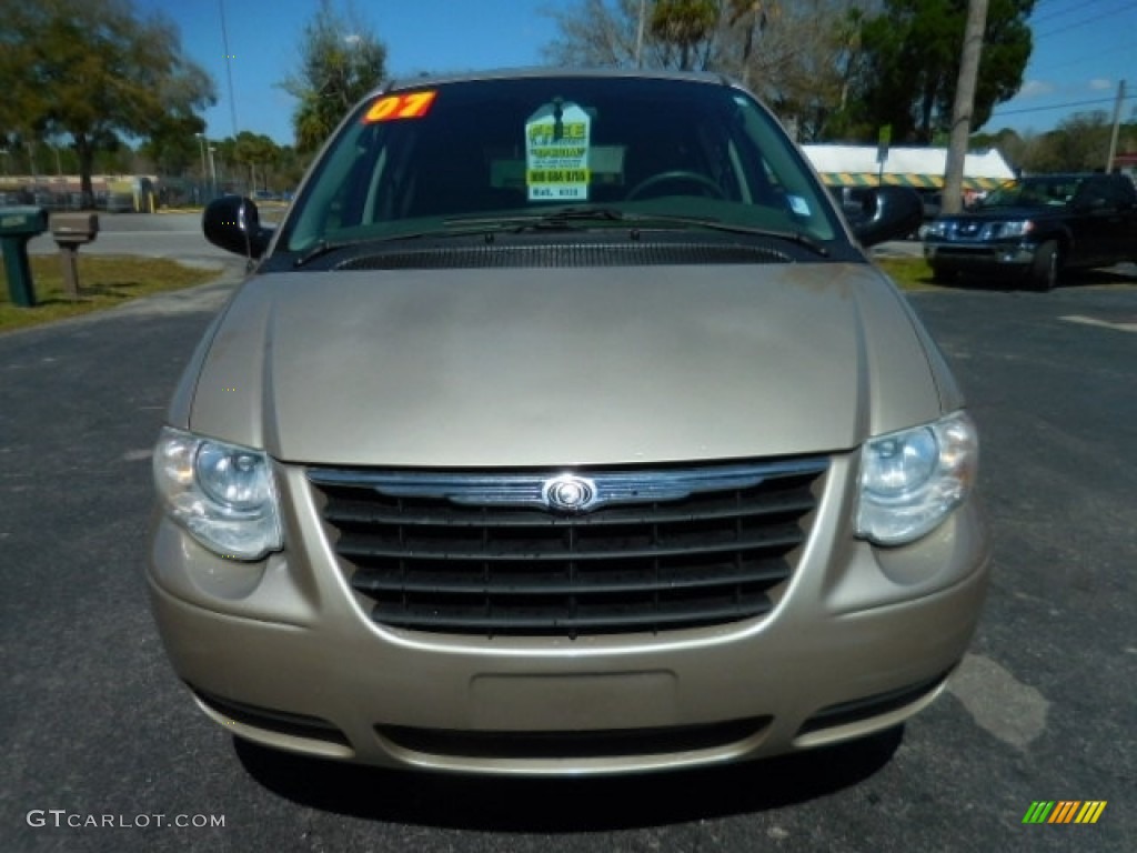 2007 Town & Country Touring - Linen Gold Metallic / Dark Khaki/Light Graystone photo #15