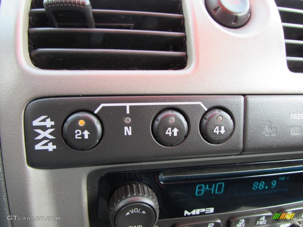 2006 Colorado LT Crew Cab 4x4 - Victory Red / Very Dark Pewter photo #22