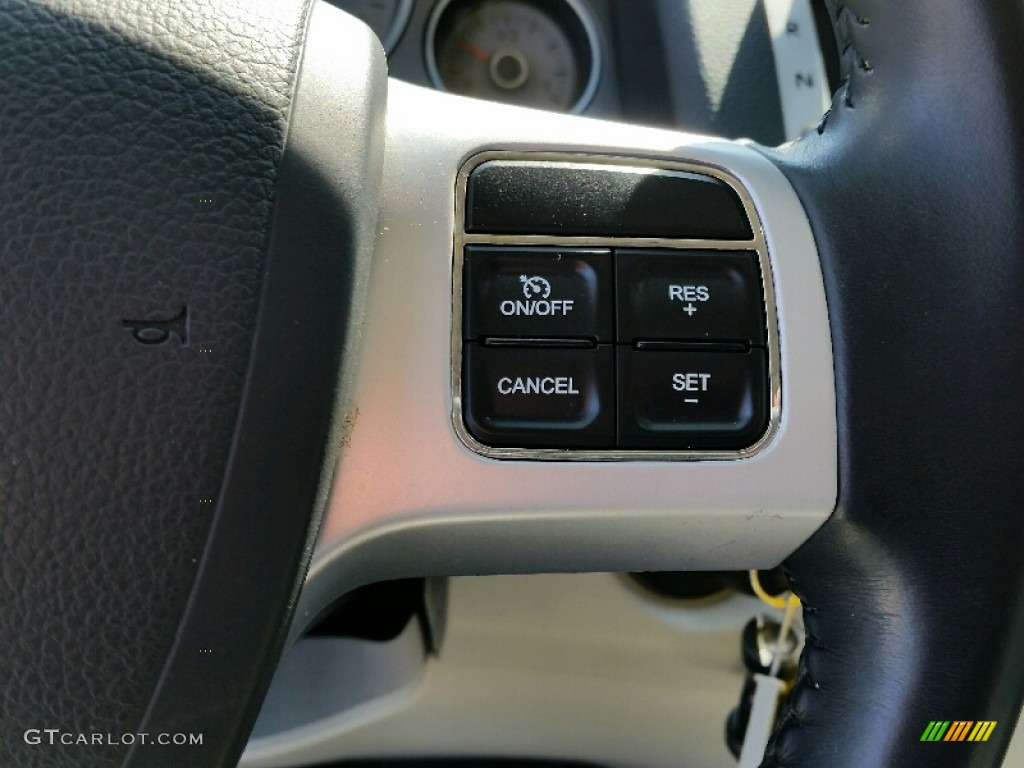 2011 Routan SE - Twilight Gray Metallic / Aero Gray photo #16