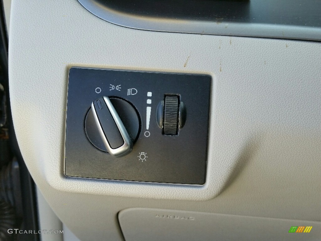 2011 Routan SE - Twilight Gray Metallic / Aero Gray photo #17