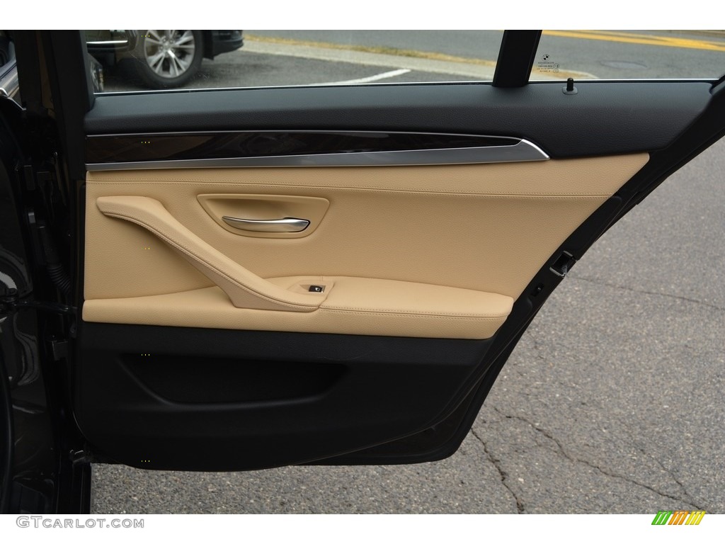 2016 BMW 5 Series 535i xDrive Sedan Venetian Beige/Black Door Panel Photo #111377650