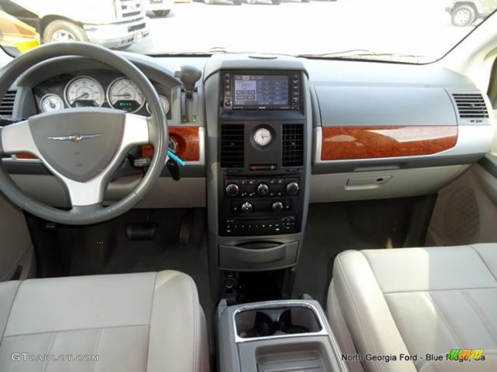 2008 Town & Country Touring - Brilliant Black Crystal Pearlcoat / Medium Slate Gray/Light Shale photo #19