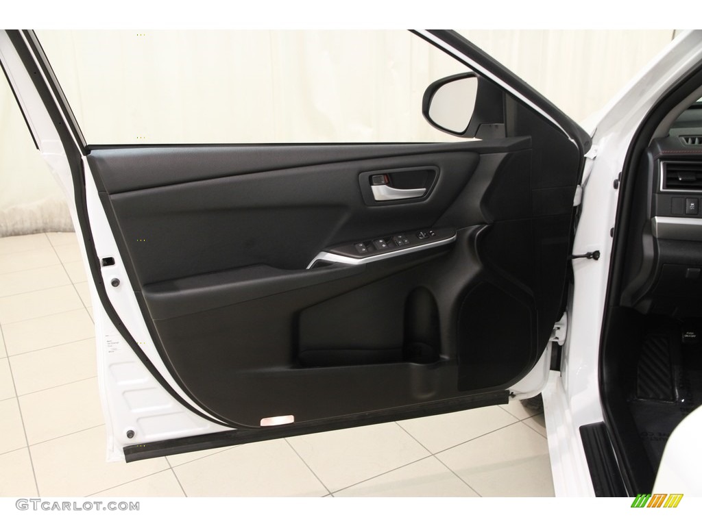 2015 Toyota Camry SE Black Door Panel Photo #111468856