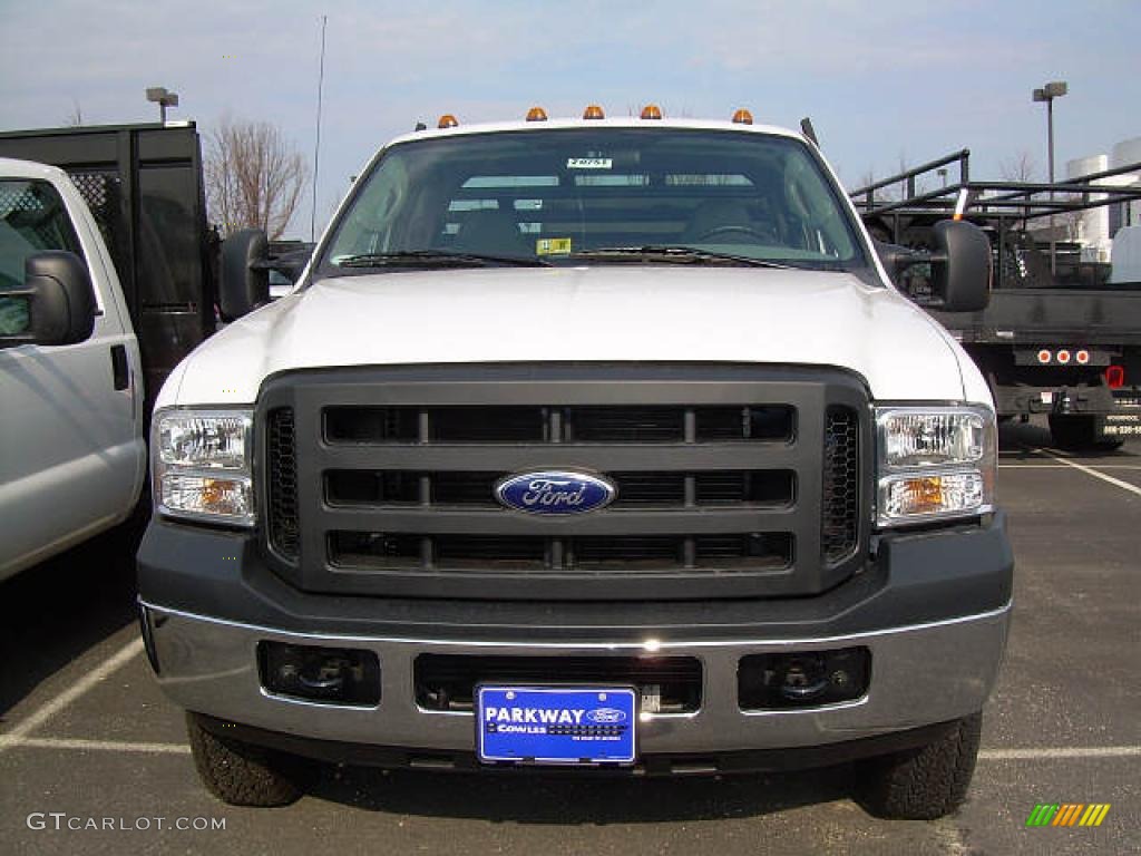 2007 F350 Super Duty SuperCab Chassis Commercial - Oxford White / Medium Flint photo #2