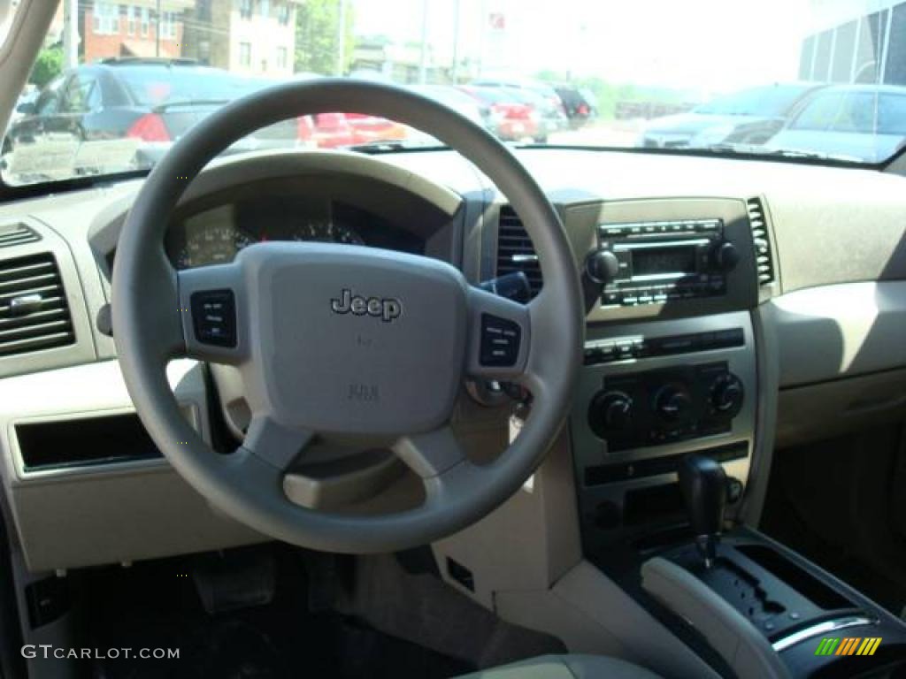 2005 Grand Cherokee Laredo 4x4 - Light Khaki Metallic / Khaki photo #10