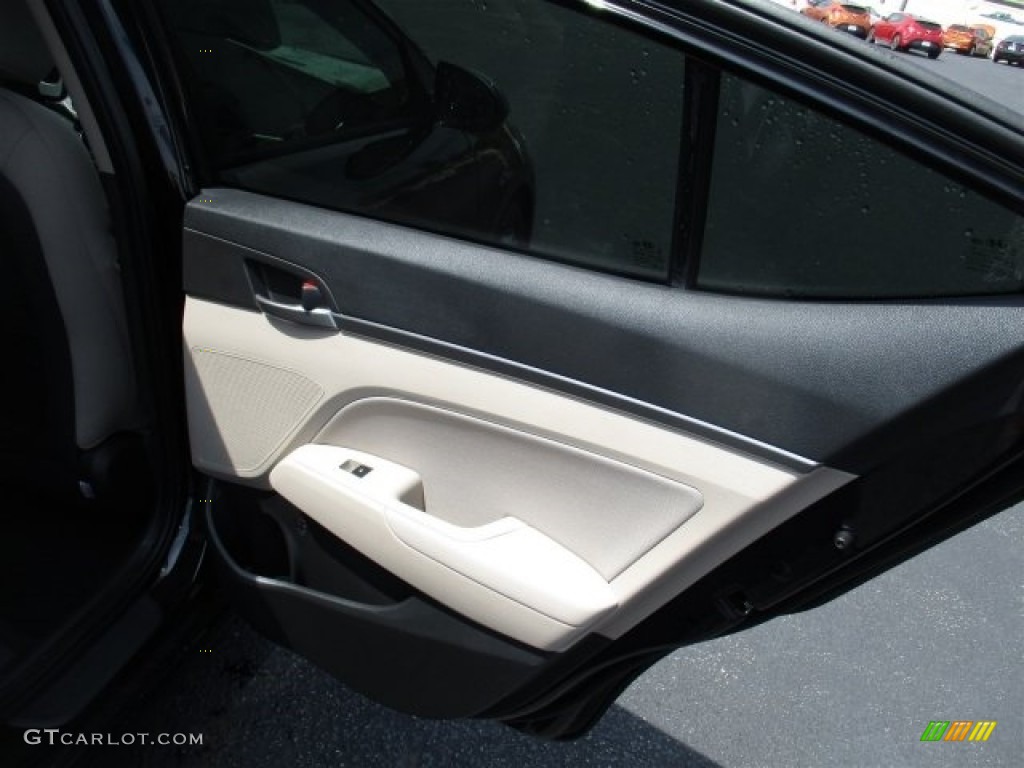 2017 Elantra SE - Black / Beige photo #13