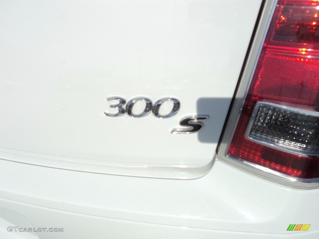 2013 300 S V6 - Bright White / Black/Red photo #32
