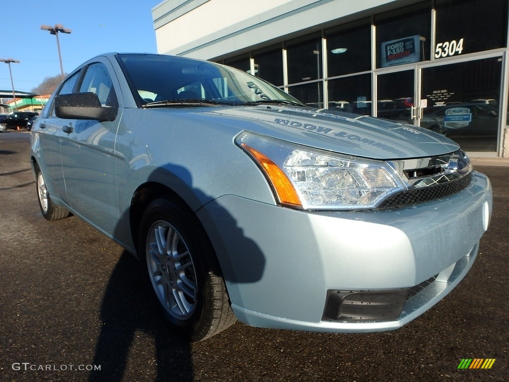 2009 Focus SE Sedan - Light Ice Blue Metallic / Medium Stone photo #2