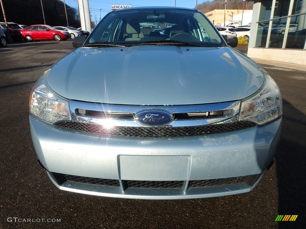 2009 Focus SE Sedan - Light Ice Blue Metallic / Medium Stone photo #3