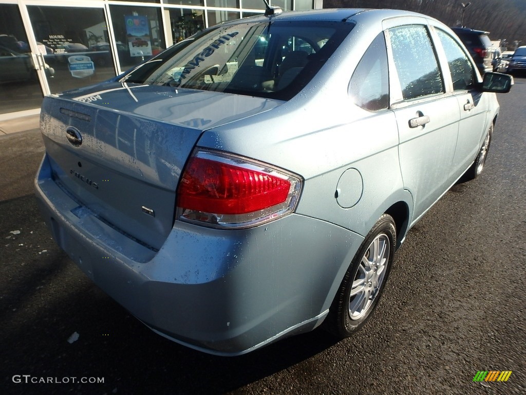 2009 Focus SE Sedan - Light Ice Blue Metallic / Medium Stone photo #5