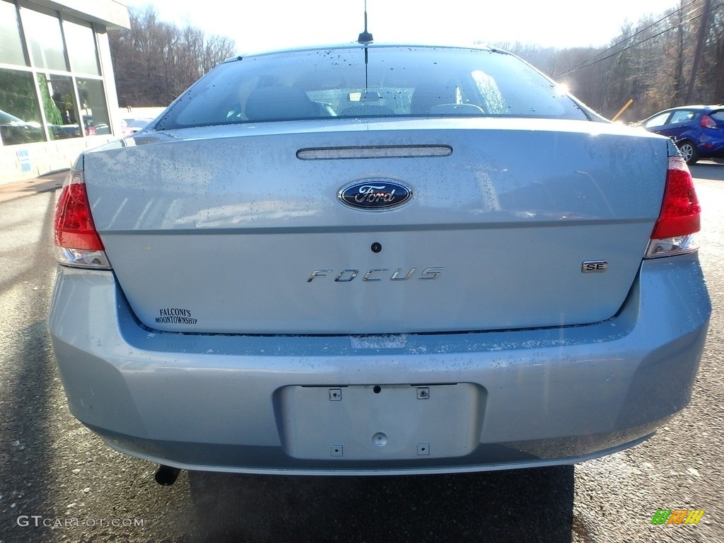 2009 Focus SE Sedan - Light Ice Blue Metallic / Medium Stone photo #6