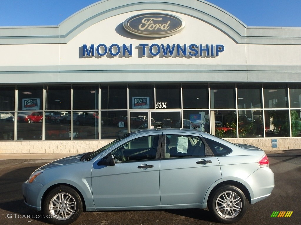 2009 Focus SE Sedan - Light Ice Blue Metallic / Medium Stone photo #7