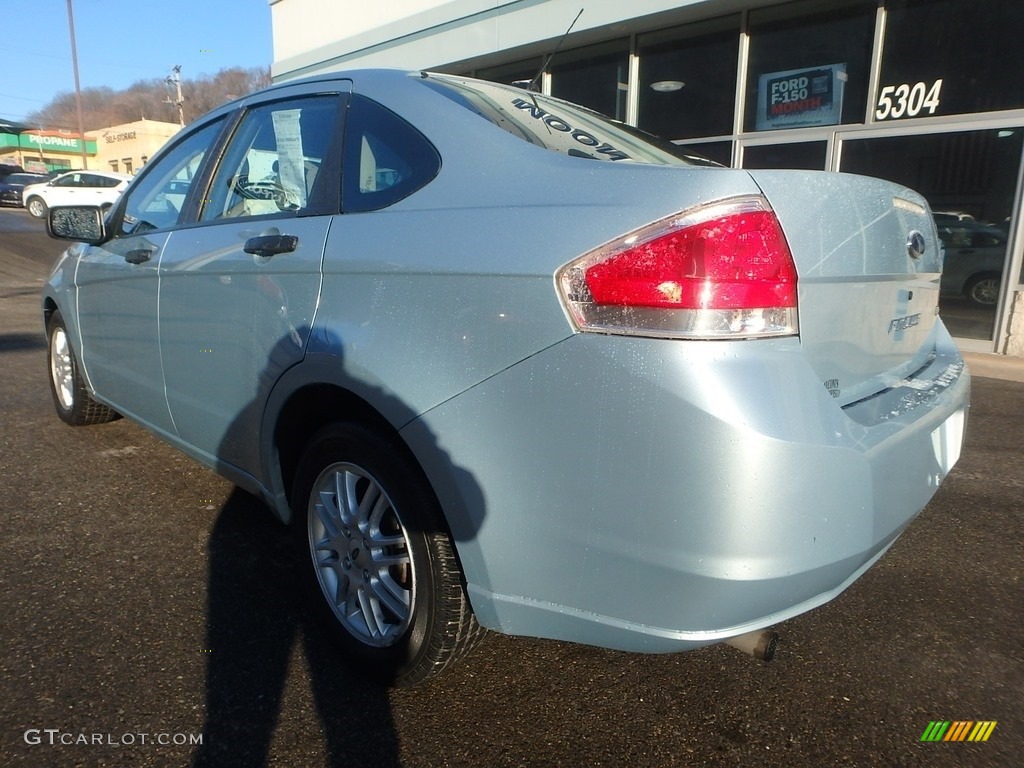 2009 Focus SE Sedan - Light Ice Blue Metallic / Medium Stone photo #8