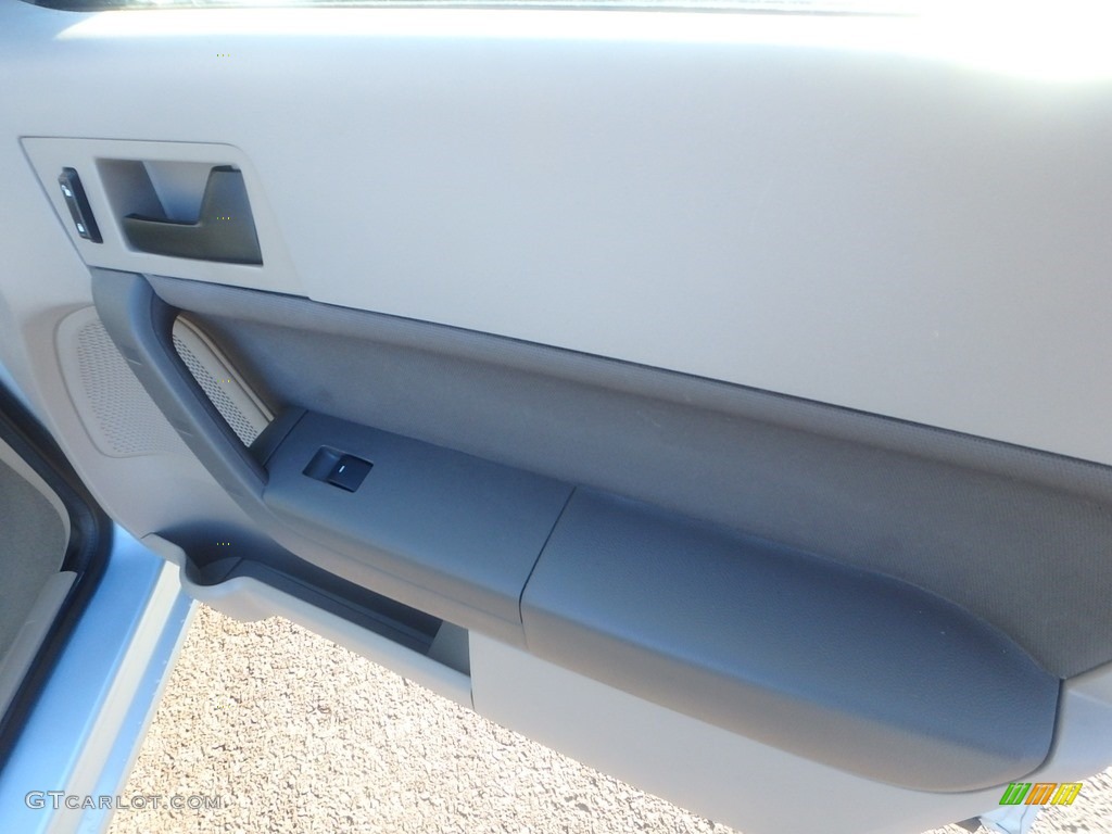2009 Focus SE Sedan - Light Ice Blue Metallic / Medium Stone photo #12