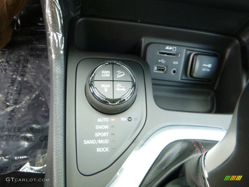 2016 Cherokee Trailhawk 4x4 - Bright White / Black photo #20