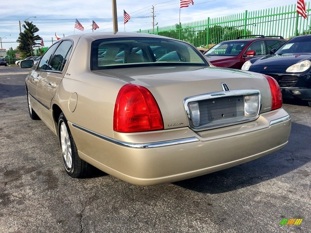 2006 Town Car Signature - Cashmere Tri-Coat / Light Camel photo #23