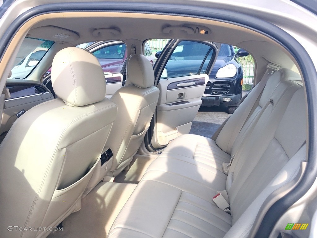 2006 Town Car Signature - Cashmere Tri-Coat / Light Camel photo #38