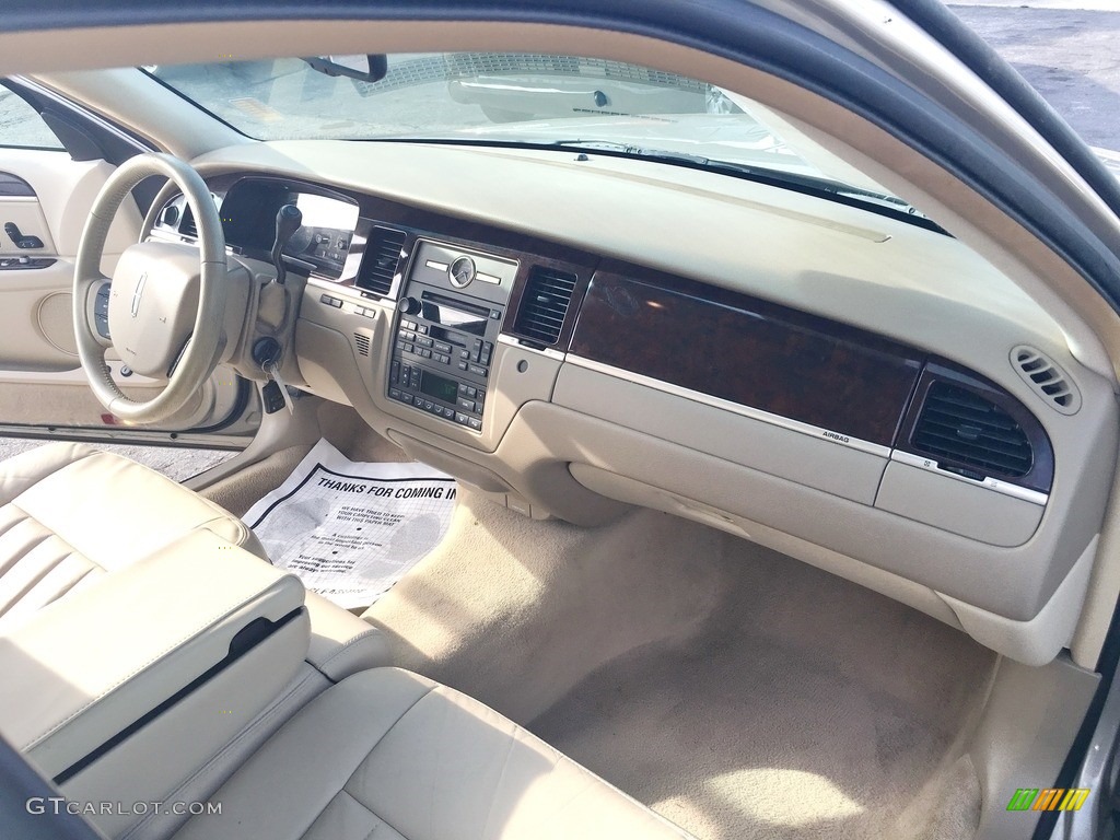 2006 Town Car Signature - Cashmere Tri-Coat / Light Camel photo #55
