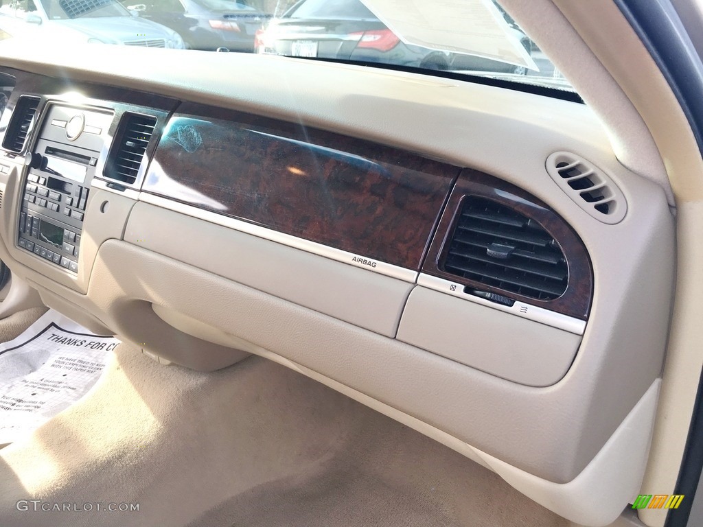 2006 Town Car Signature - Cashmere Tri-Coat / Light Camel photo #58