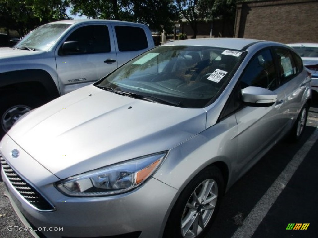 2015 Focus SE Hatchback - Ingot Silver Metallic / Charcoal Black photo #2