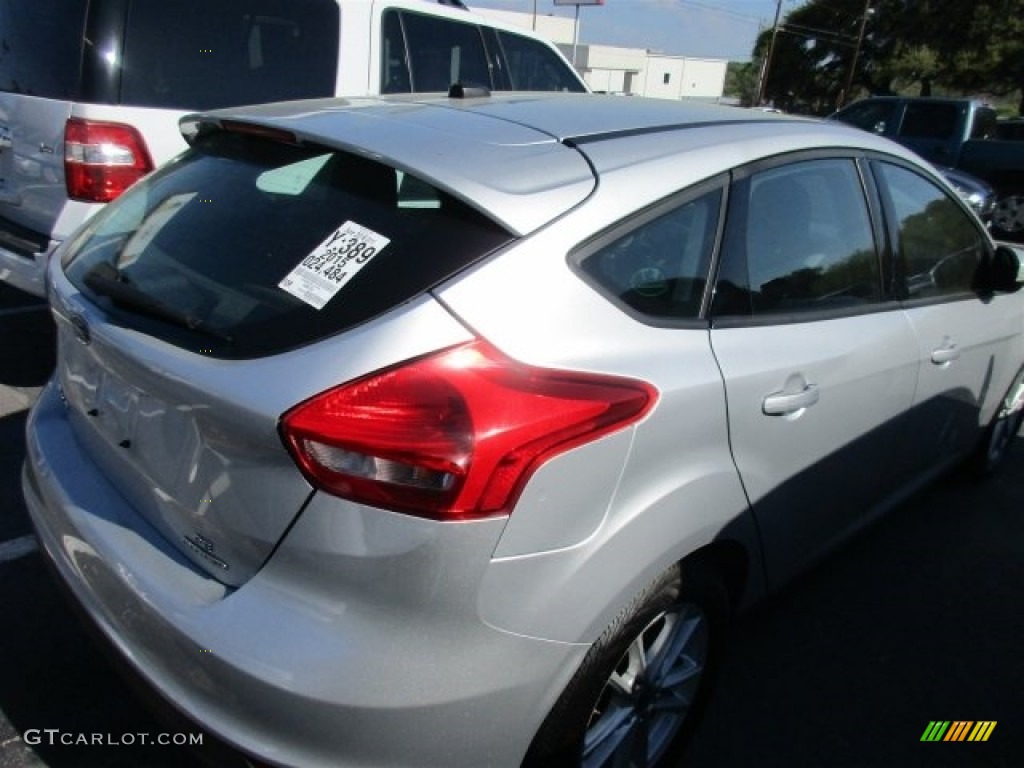 2015 Focus SE Hatchback - Ingot Silver Metallic / Charcoal Black photo #7