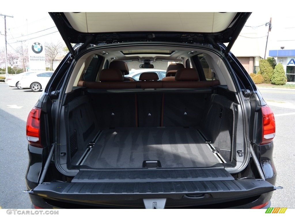 2016 BMW X5 xDrive50i Trunk Photos