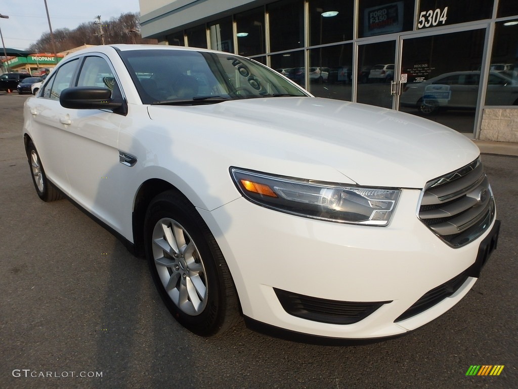 2015 Taurus SE - Oxford White / Dune photo #2