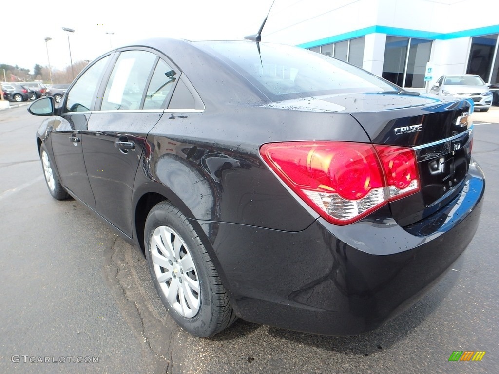 2011 Cruze LS - Taupe Gray Metallic / Jet Black/Medium Titanium photo #4