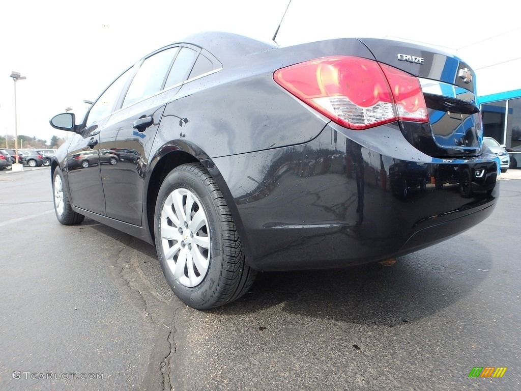 2011 Cruze LS - Taupe Gray Metallic / Jet Black/Medium Titanium photo #5