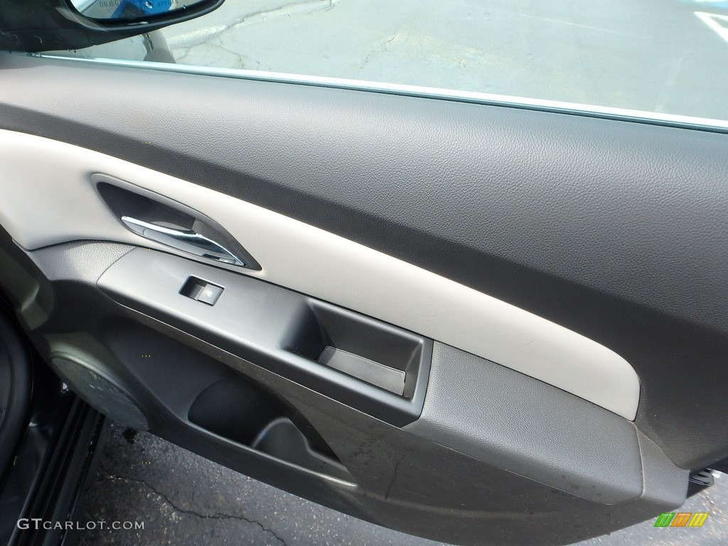 2011 Cruze LS - Taupe Gray Metallic / Jet Black/Medium Titanium photo #16