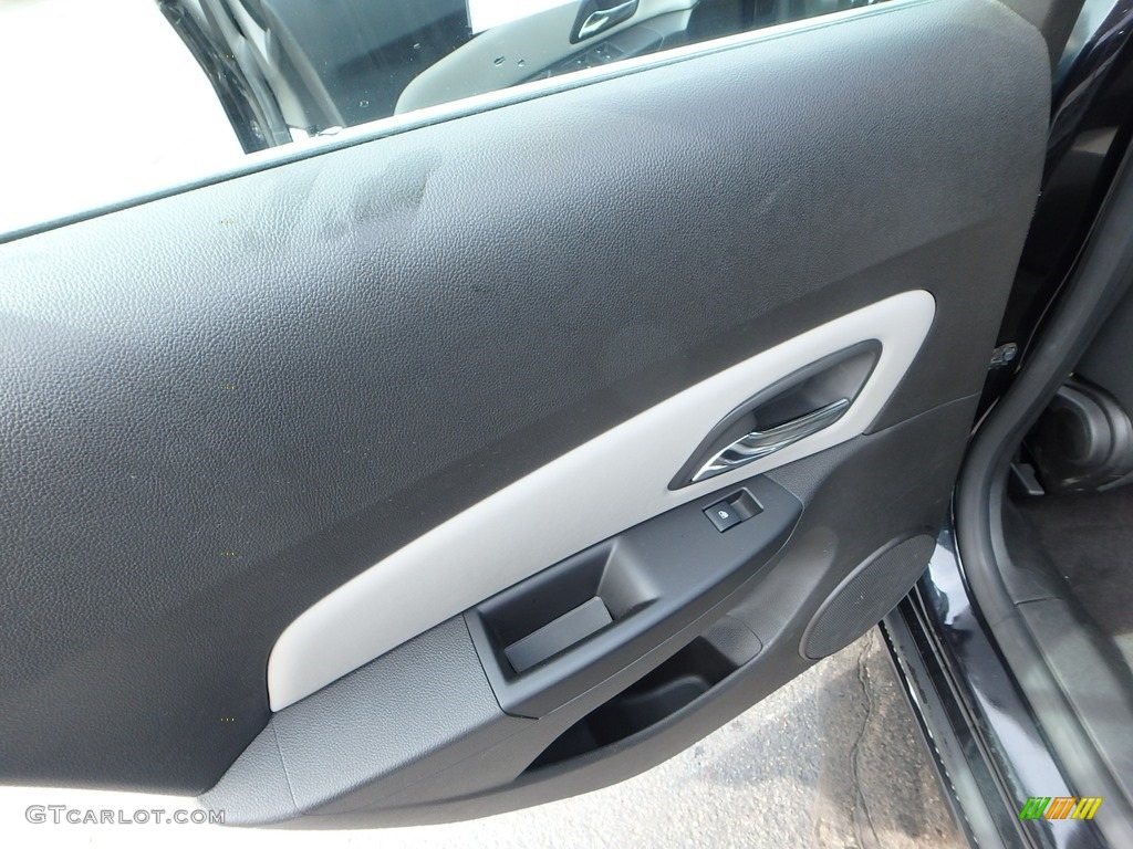 2011 Cruze LS - Taupe Gray Metallic / Jet Black/Medium Titanium photo #23