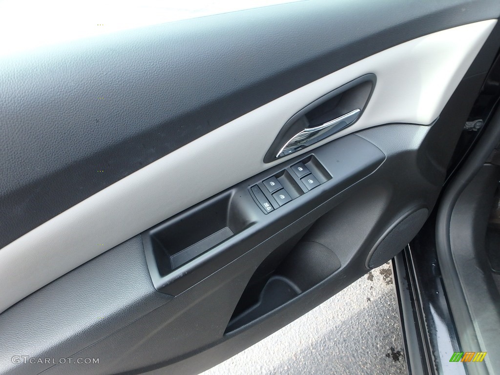 2011 Cruze LS - Taupe Gray Metallic / Jet Black/Medium Titanium photo #24
