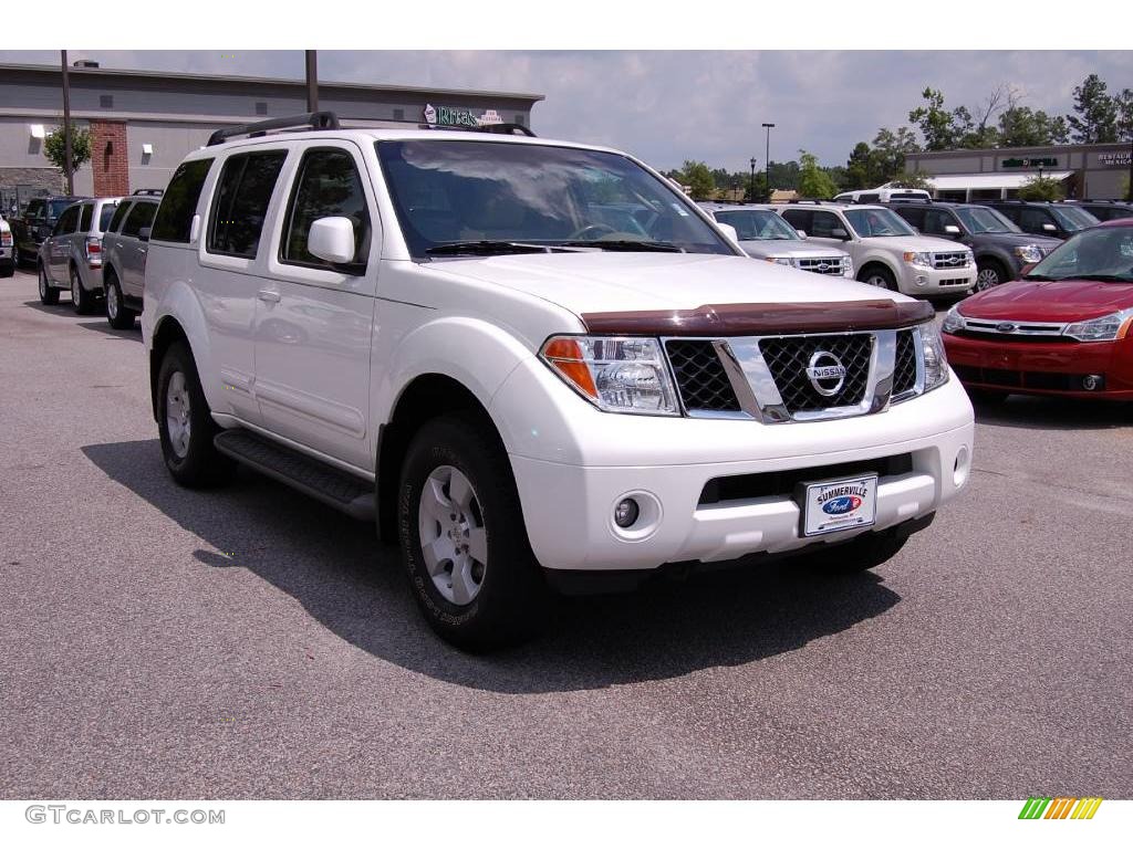 2005 Pathfinder SE 4x4 - Avalanche White / Desert photo #1