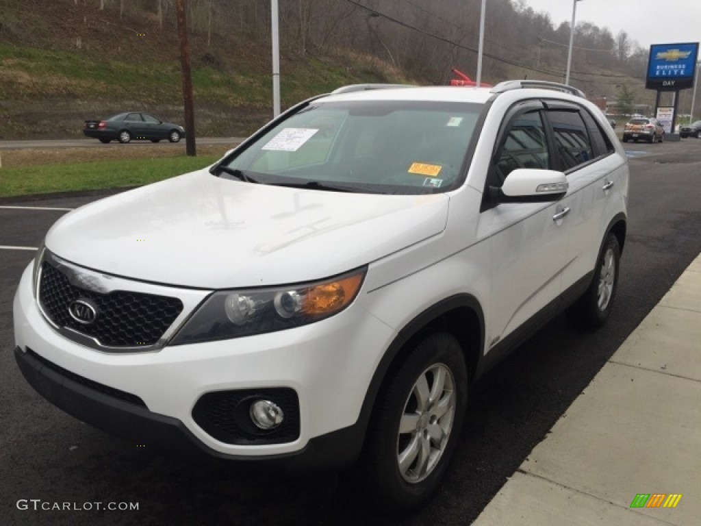 2011 Sorento LX AWD - Snow White Pearl / Gray photo #4