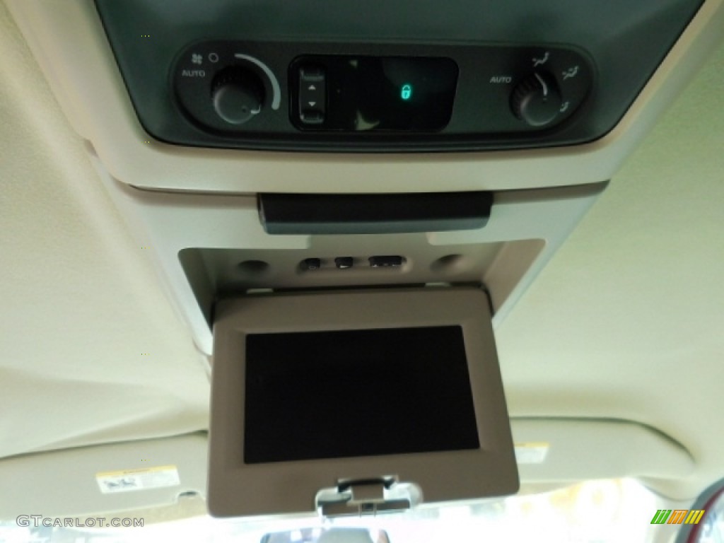 2007 Town & Country Touring - Inferno Red Crystal Pearl / Dark Khaki/Light Graystone photo #7