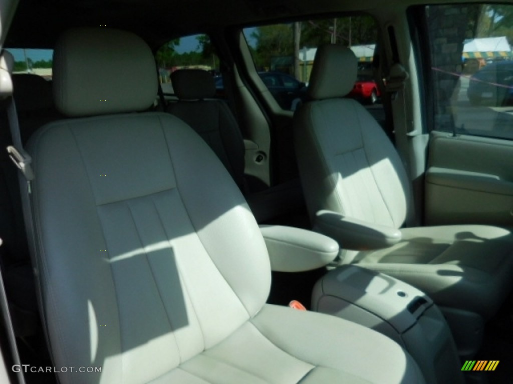 2007 Town & Country Touring - Inferno Red Crystal Pearl / Dark Khaki/Light Graystone photo #15