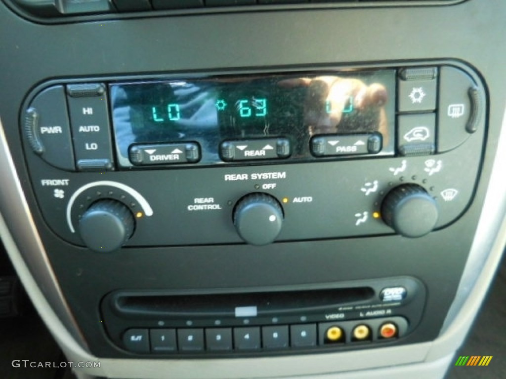 2007 Town & Country Touring - Inferno Red Crystal Pearl / Dark Khaki/Light Graystone photo #23