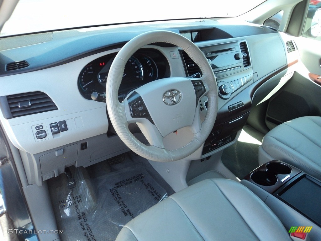 2011 Sienna XLE - South Pacific Blue Pearl / Light Gray photo #5