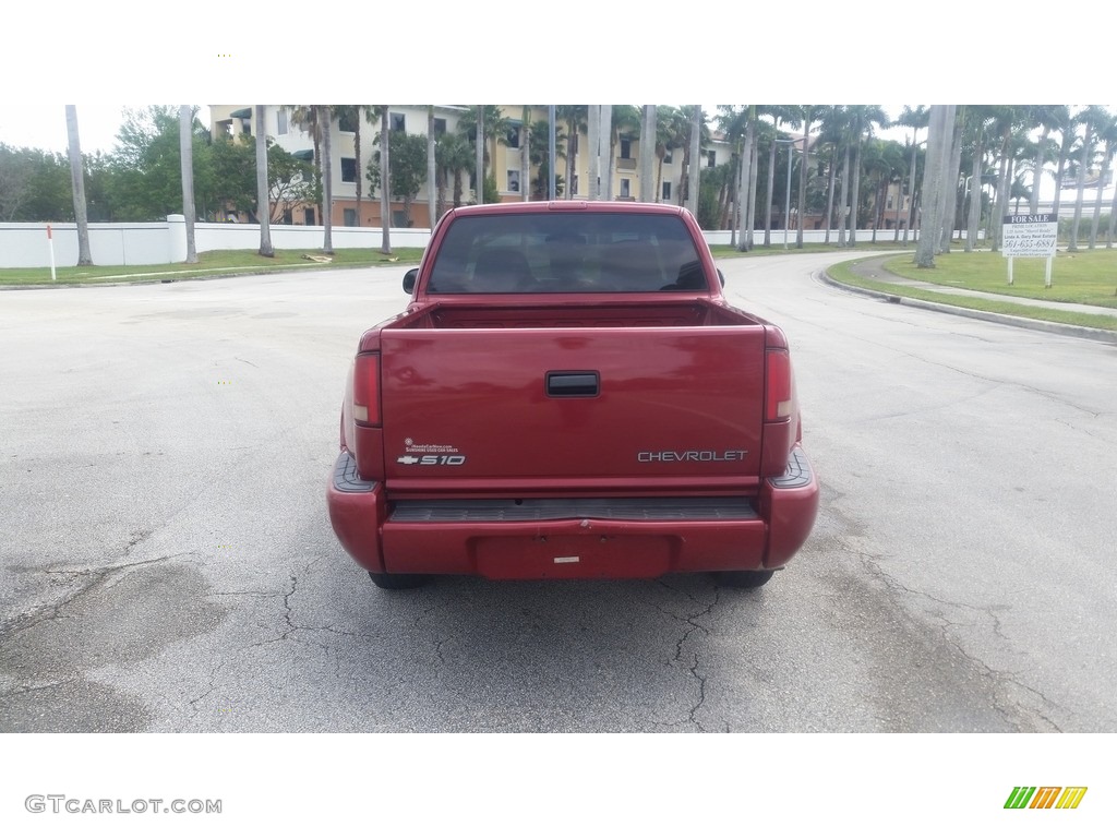2000 S10 LS Extended Cab - Dark Cherry Red Metallic / Medium Gray photo #4