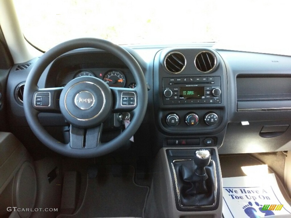 2016 Patriot Sport - Black / Light Pebble Beige/Dark Slate Gray photo #18