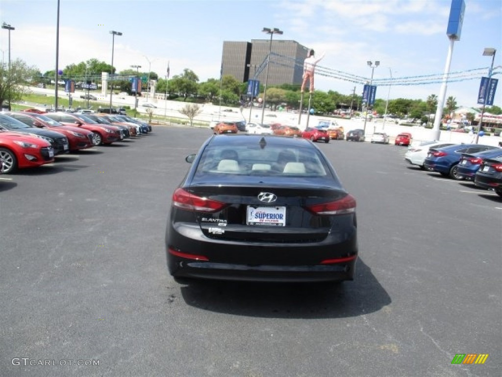 2017 Elantra SE - Black / Beige photo #5