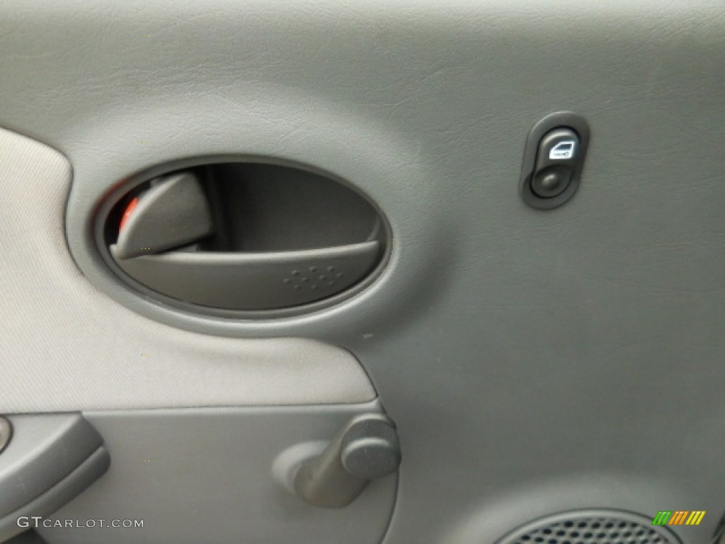 2005 ION 2 Sedan - Storm Gray / Gray photo #17