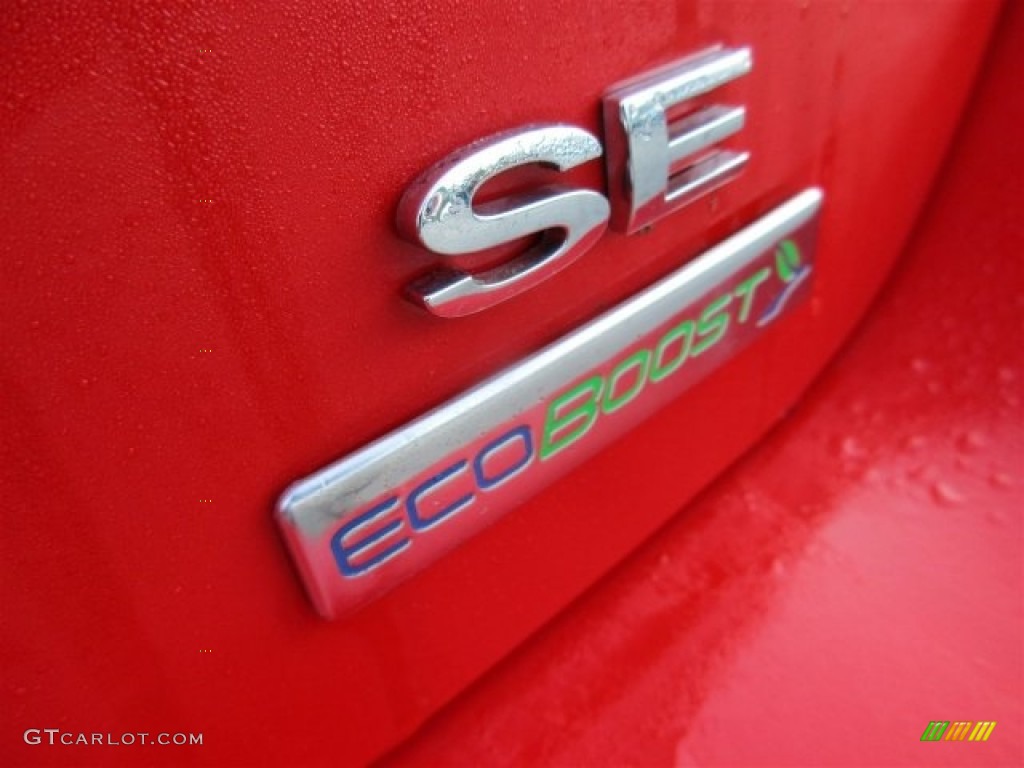 2016 Ford Focus SE Hatch Marks and Logos Photos